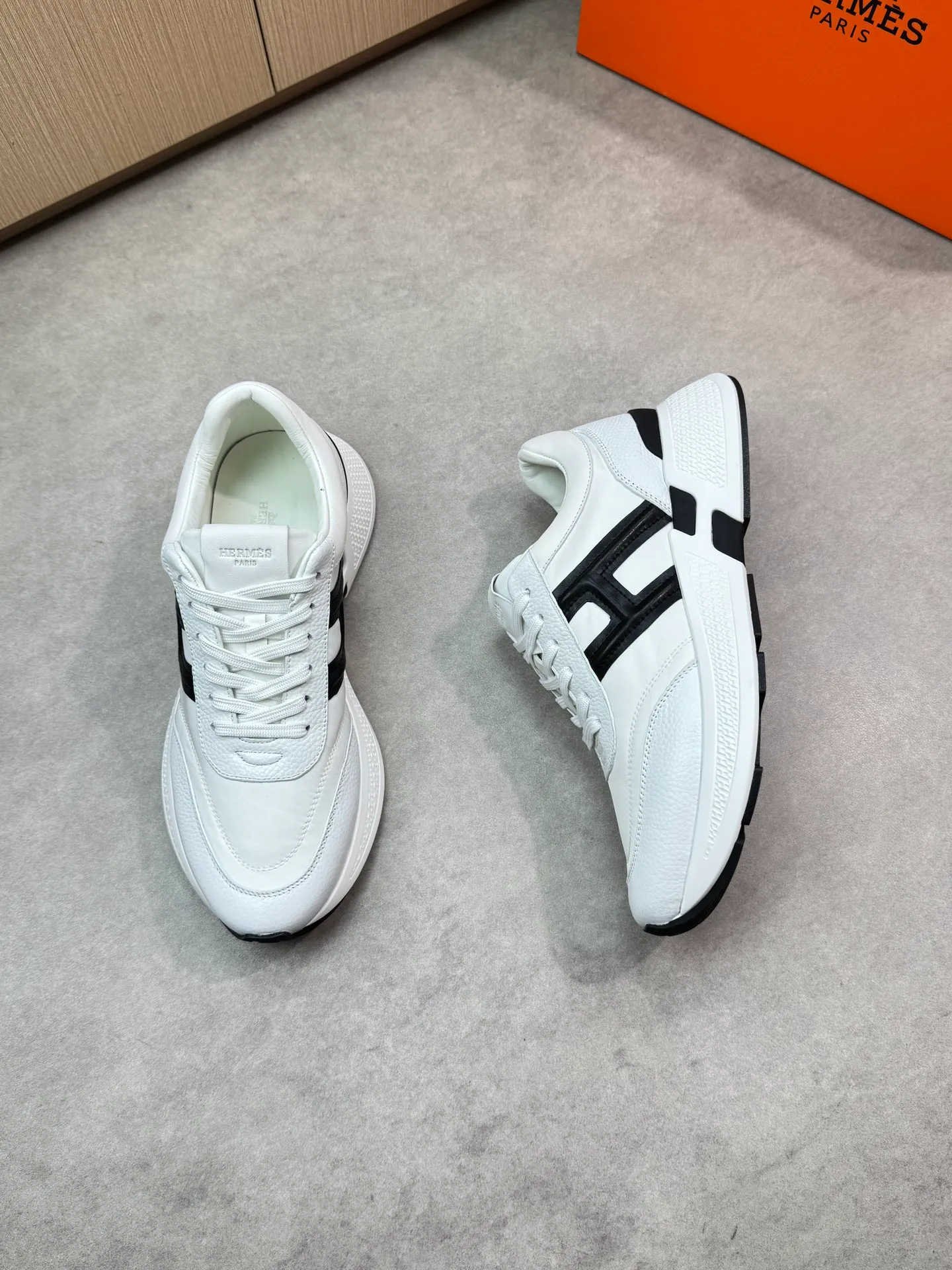 [HERMES] Hermès men's shoes 💰520💰 - high-end quality original items 🔍🔍🔍 casual sports shoes - upper: 🔝 pebbled calfskin, brand high mercerized canvas, body sewn with brand ´H´ totem, tongue brand logo cloth label - lining: water-dyed cowhide -Outsole: Ultra-light T men's shoes 💰U foam·rubber; two-color molded outsole -Ultra-high quality control·Fine workmanship: highlighted (high-end·luxury·grade) -Size: 39-44 (38, 45, can be customized)